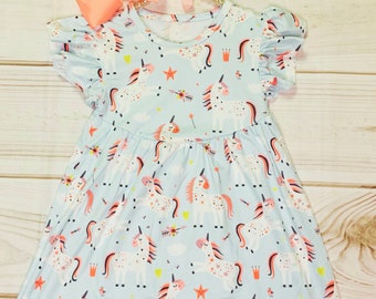 Vestido de manga aleteo de unicornio azul pastel mágico de seda de leche, sueños de unicornio para niñas pequeñas con flechas boho, estrellas y corazones patrón deseo