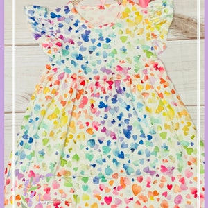 Milch Seide Regenbogen Herzen Flattern Kleid, Mädchen Kleinkind Ombre Herzen, Valentinstag, Bubble Hearts, Aquarell Liebe, Vorschulkleid
