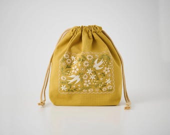 LECIEN COSMO, Atelier de Nora - Gentle Daily Embroidery Time - Kit med dragsko och gren: Varma vingar, Gul