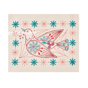 Könnte beinhalten: Gesticktes Kunstwerk mit einem stilisierten Vogel mit roten, türkisfarbenen und lila Details. Der Vogel hält Beeren in seinem Schnabel und ist von einem Rand aus türkisfarbenen und roten floralen Designs umgeben. Die Stickerei befindet sich auf einem cremefarbenen Stoff.