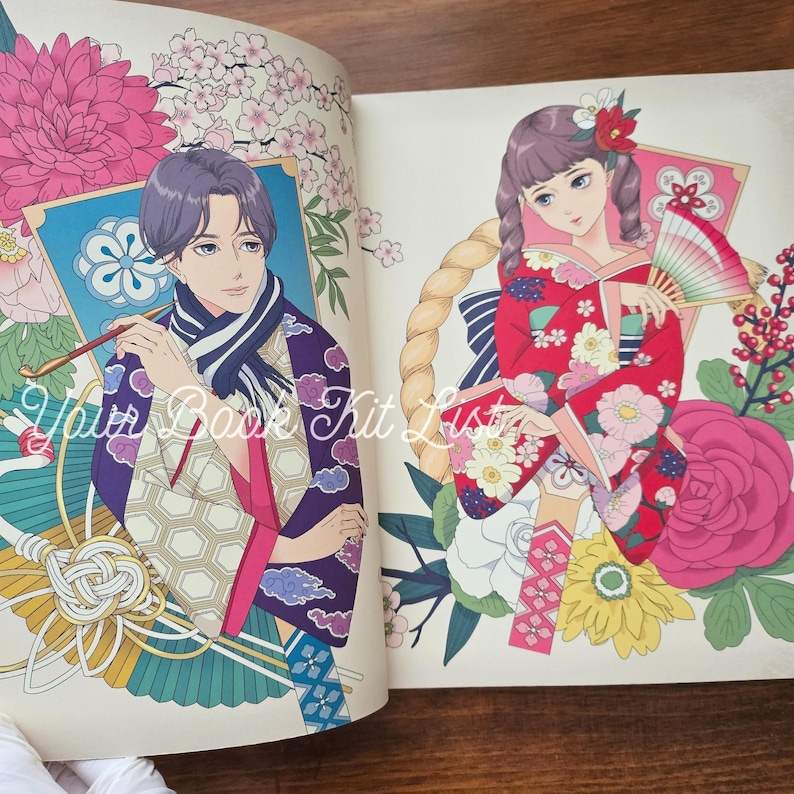 Pode incluir: P&aacute;gina dupla de um livro com duas ilustra&ccedil;&otilde;es de pessoas em trajes tradicionais japoneses. Uma figura usa um quimono roxo e segura um cachimbo, a outra um quimono vermelho e um leque, rodeadas por flores.