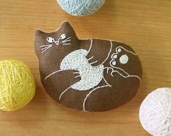 Japan Craft - DIY Broderibrosch Kit - Brun Katt med garnnystan