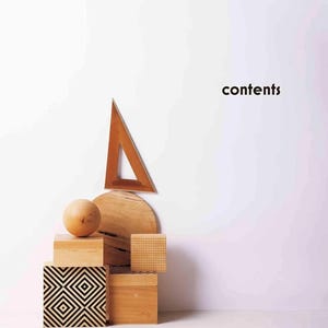 Puede incluir: Una composici&oacute;n de naturaleza muerta con formas geom&eacute;tricas de madera. Un tri&aacute;ngulo de madera, un semic&iacute;rculo, una esfera y varios cubos est&aacute;n dispuestos. Un cubo tiene un patr&oacute;n geom&eacute;trico en blanco y negro. La palabra "contents" est&aacute; escrita en negro.