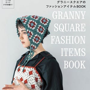 以下が含まれることがあります： かぎ針編みの帽子とエプロンを身につけた女性。本には「GRANNY SQUARE FASHION ITEMS BOOK」と書かれています。帽子とエプロンは、白、赤、ティール色のグラニースクエアのデザインです。本の表紙には日本語のテキストがあります。
