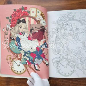 Pode incluir: Uma p&aacute;gina dupla de um livro de colorir com uma ilustra&ccedil;&atilde;o detalhada de uma menina em um vestido azul com um avental branco, sentada em uma cadeira decorativa. A imagem inclui um coelho branco, cartas de baralho, rosas e o texto "Your Book Fit List".