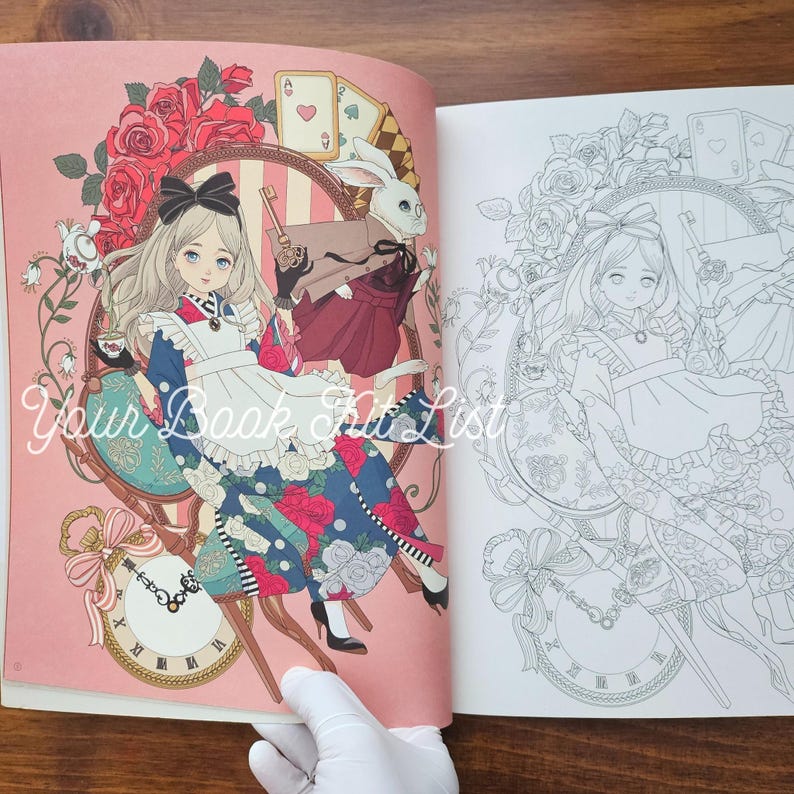 Pode incluir: Uma p&aacute;gina dupla de um livro de colorir com uma ilustra&ccedil;&atilde;o detalhada de uma menina em um vestido azul com um avental branco, sentada em uma cadeira decorativa. A imagem inclui um coelho branco, cartas de baralho, rosas e o texto "Your Book Fit List".