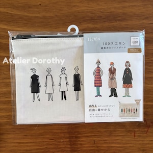 Könnte beinhalten: Hellgraue Reißverschlusstasche mit schwarzem Reißverschluss, mit einer Strichzeichnung von vier Frauen in Kleidern. Der Text "Atelier Dorothy" ist auf der Tasche aufgedruckt. Die Verpackung enthält japanischen Text und Illustrationen.