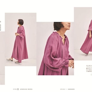 Pu&ograve; includere: Una donna modella un lungo abito magenta con scollo a V e maniche lunghe. L'abito &egrave; presentato in un servizio di moda. Il testo giapponese recita "Long One-Piece". L'abito &egrave; abbinato a sandali.