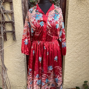 Robe vintage des années 1970 à fleurs rouge bordeaux.