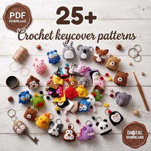 Puede incluir: Una colección de más de 25 patrones de ganchillo para fundas de llaves con varios diseños de animales como búhos, osos, cerdos, pandas y pingüinos. La imagen incluye un ganchillo de madera, un carrete de hilo, anillas y dos sellos de cera.