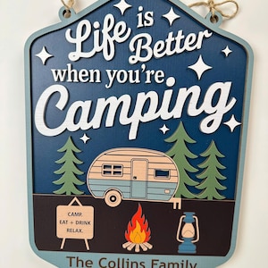 パーソナライズされたキャンプ用ドアサイン | Life Is Better キャンパーサイン | カスタムキャンプ用デコレーション | 素朴なRV用木製プレート