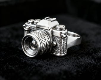„Pierścień z aparatem fotograficznym w stylu vintage” wykonany ręcznie ze srebra próby 925 – personalizowana biżuteria fotograficzna