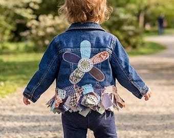 Geüpcycled jeansjack voor peuters, maat 18-24 maanden, boho shabby chic patchwork madeliefje, cadeau babymeisje