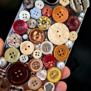 Handgefertigte Knopf Mosaik iPhone 13/14 Hülle - Resin Art Phone Shell, Handwerklich gefertigt