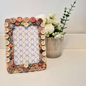 手作りのヴィンテージ木製ボタンフレーム - 温かみのあるカラフルな装飾フォトフレーム