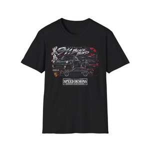 Könnte beinhalten: Ein schwarzes Kurzarm-T-Shirt mit einem Grafikdruck von schwarzen Porsche 911 Autos. Das Design enthält den Text 911 BLACK BIRD, 964 und SPEED DEMONS MIDNIGHT CLUB RACERS sowie japanische Schriftzeichen und ein rotes, kreisförmiges Hintergrundelement.