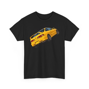 以下が含まれることがあります： 黒の半袖Tシャツ。後部斜めから見た黄色いスポーツカーのグラフィックプリントが施されている。車にはリアスポイラー、ダークカラーのホイールが装着されており、トランクにはType Rのエンブレムが確認できる。背景は黒。