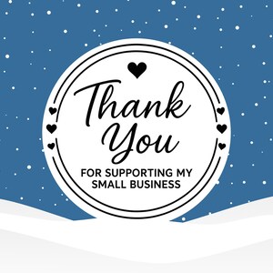 以下が含まれることがあります： 黒い筆記体で「Thank You」と書かれた円形のグラフィック。黒い縁取りとハートで囲まれています。「FOR SUPPORTING MY SMALL BUSINESS」の文字が下にあります。背景は青色で、白い雪の結晶が散りばめられています。