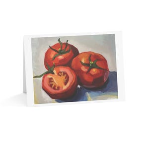 Peut inclure: Carte de vœux avec une peinture de trois tomates mûres. Deux sont entières et une est coupée, révélant l'intérieur juteux. Les tomates sont peintes en rouge et orange avec des tiges vertes.