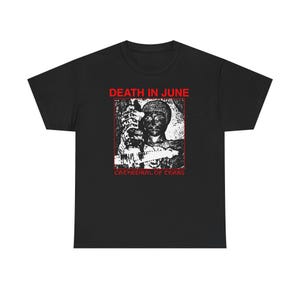 Puede incluir: Camiseta negra con un gráfico rojo y blanco. El gráfico incluye el texto "DEATH IN JUNE" encima de una ilustración de una persona y el texto "CATHEDRAL OF TEARS" debajo.