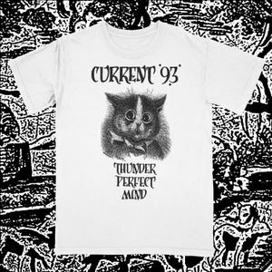 Peut inclure: T-shirt blanc avec une illustration en noir et blanc d'un chat avec un nœud papillon. Le texte "CURRENT 93" est au-dessus du chat, et "THUNDER PERFECT MIND" est en dessous. Le t-shirt a un col rond.
