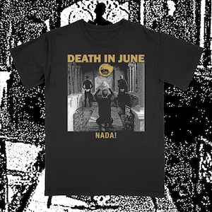 Pode incluir: Camiseta preta com o texto dourado "DEATH IN JUNE" acima de um gráfico em preto e branco de figuras em uma sala. A palavra "NADA!" é impressa abaixo em branco.