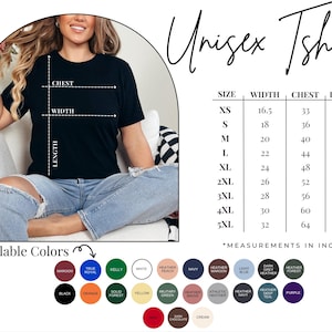 Puede incluir: Camiseta unisex negra con tabla de tallas y opciones de color. La tabla muestra medidas en pulgadas para pecho, ancho y largo, desde XS hasta 5XL. Colores disponibles: granate, azul real, verde kelly, blanco, etc.