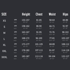 Puede incluir: Una tabla de tallas con medidas en cent&iacute;metros y pulgadas. Incluye tallas de la XS a la XXXL, detallando medidas de altura, pecho, cintura y cadera. El texto es blanco sobre un fondo gris oscuro.
