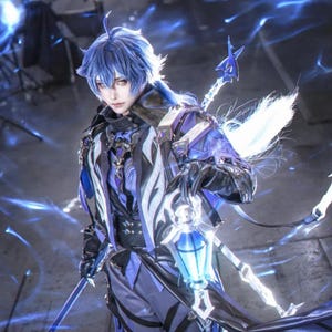 Può includere: Una persona in costume cosplay con capelli blu e un abito dettagliato in tonalità di blu, viola e nero. Il costume comprende un cappotto lungo, elementi simili a un'armatura e accessori come un bastone e una lanterna. L'estetica generale è a tema fantasy.
