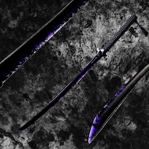 Puede incluir: Una katana negra con una hoja morada y un mango tejido. La espada se muestra sobre un fondo texturizado en escala de grises, con hojas adicionales visibles en el marco. La hoja tiene un sutil tono morado.