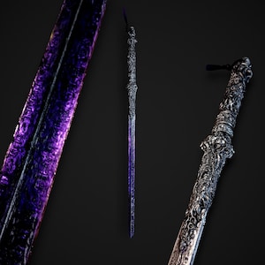 Könnte beinhalten: Detaillierte Abbildung eines Fantasy-Zauberstabs mit lila Kern und aufwendigen silbernen Details. Der Zauberstab hat ein strukturiertes, geschnitztes Design und eine dunkelviolette Kordel oben. Vor dunklem Hintergrund.