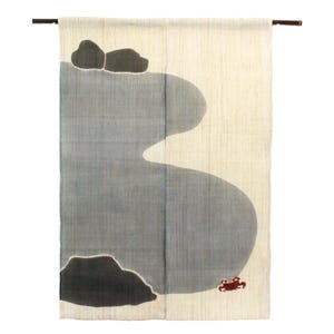 Könnte beinhalten: Ein dekorativer japanischer Noren-Vorhang mit minimalistischem Design. Der Vorhang zeigt eine große, abstrakte graue Form vor einem cremefarbenen Hintergrund, mit dunkelgrauen Felsformen und einer kleinen roten Krabbe. Er hängt an einer Holzstange.
