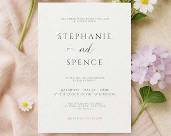 Könnte beinhalten: Eine Hochzeitseinladung mit den Namen Stephanie und Spence und dem Datum 22. Mai 2028. Die Einladung befindet sich auf einer strukturierten weißen Karte mit floralen Akzenten. Veranstaltungsort ist das Waldorf Astoria, New York.