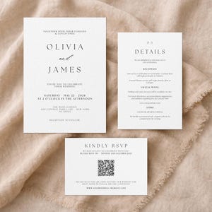 Op de afbeelding: Een witte keramische mok met een zwarte handgreep en de tekst "But First, Coffee" in een vetgedrukte, zwarte letter. De mok staat tegen een vage achtergrond, wat een gezellige setting suggereert.