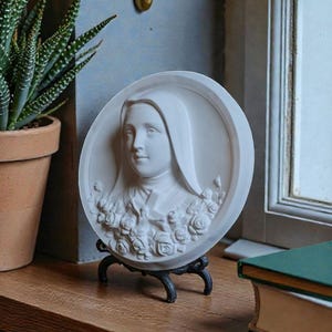 Peut inclure: Une tasse en céramique blanche avec une anse noire et le texte "But first, coffee" dans un style manuscrit. La tasse est sur une surface blanche. La tasse mesure 10 cm de haut.