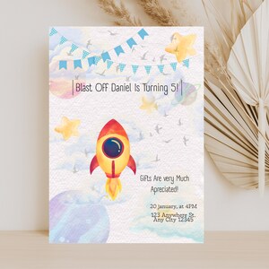 Op de afbeelding: Een uitnodiging in aquarel-stijl met een raket, sterren en planeten. De tekst luidt "Blast Off Daniel Is Turning 5!" en bevat feestdetails. Het ontwerp heeft een blauw en oranje kleurenschema.