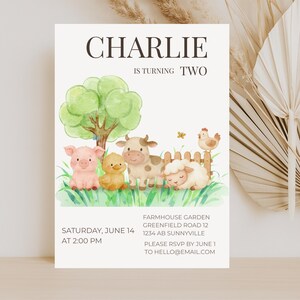 Op de afbeelding: Een uitnodiging voor een verjaardag met boerderijthema met de naam "CHARLIE" en de tekst "IS TURNING TWO" bovenaan. De uitnodiging bevat illustraties van een varken, een eend, een koe, een schaap en een kip. Datum, tijd en RSVP-informatie zijn ook inbegrepen.