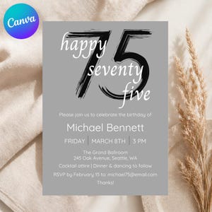 Op de afbeelding: Een grijze verjaardagsuitnodigingskaart met de tekst happy seventy five in zwart-wit penseelstreeklettertype. De kaart bevat details voor Michael Bennett op vrijdag 8 maart om 15.00 uur in The Grand Ballroom 245 Oak Avenue Seattle WA.