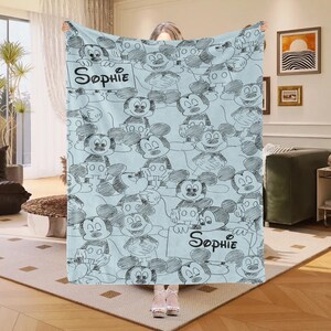 Puede incluir: Una taza de cer&aacute;mica blanca con un asa negra y el texto "But First, Coffee" en un estilo manuscrito. La taza est&aacute; sobre una superficie blanca. La taza mide aproximadamente 10 cm de alto.