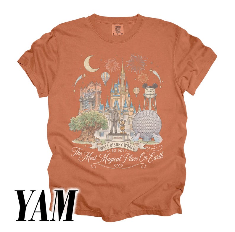 Pode incluir: Camiseta laranja com um gr&aacute;fico colorido de marcos da Walt Disney World, incluindo o Castelo da Cinderela e a Spaceship Earth. O texto diz "Walt Disney World Est. 1971 The Most Magical Place On Earth."