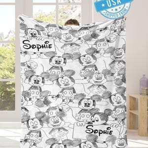 Puede incluir: Una taza de cer&aacute;mica blanca con un asa negra y el texto "But First, Coffee" en negrita negra. La taza se encuentra sobre un fondo borroso, sugiriendo un ambiente acogedor.