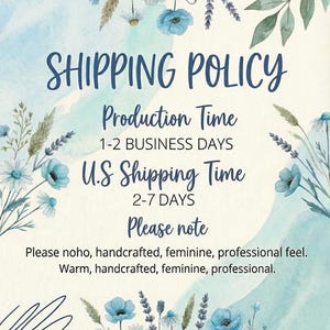 Puede incluir: Gr&aacute;fico estilo acuarela con el texto "SHIPPING POLICY" en escritura azul oscuro. La imagen incluye elementos florales en tonos azules y verdes, con texto que detalla los tiempos de producci&oacute;n y env&iacute;o.