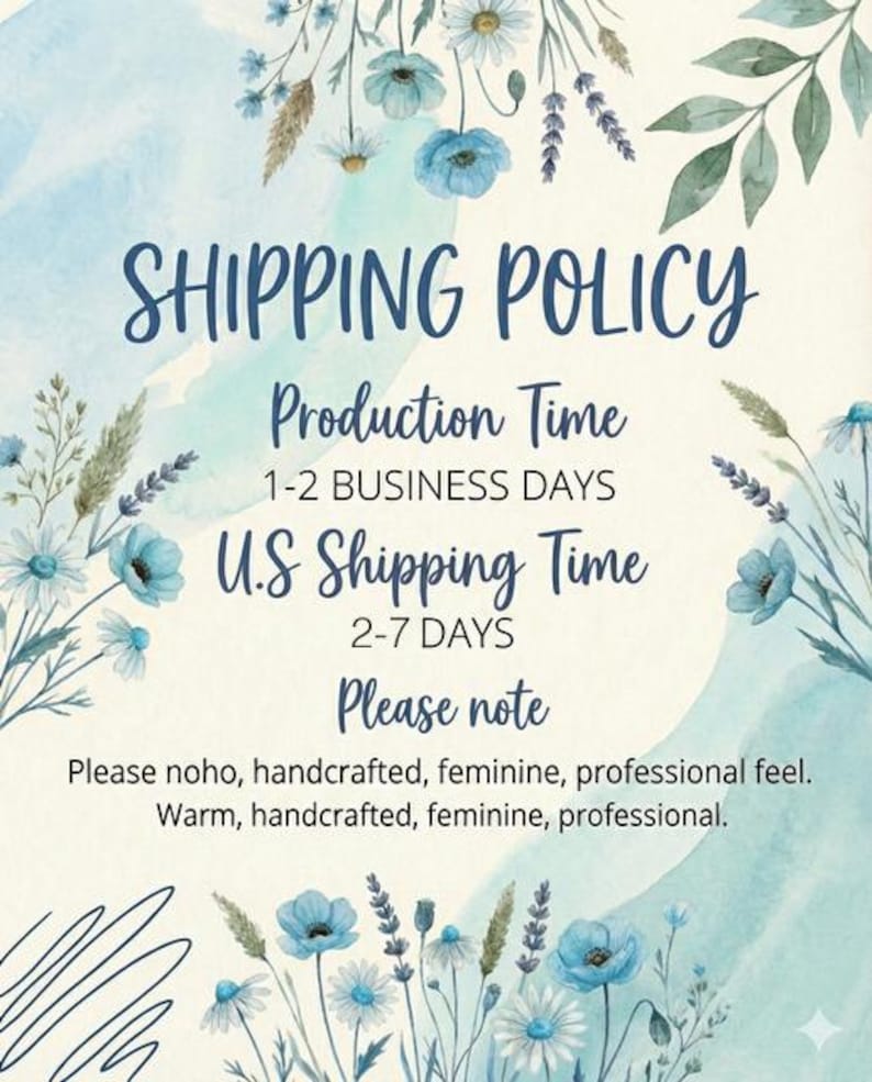 Puede incluir: Gr&aacute;fico estilo acuarela con el texto "SHIPPING POLICY" en escritura azul oscuro. La imagen incluye elementos florales en tonos azules y verdes, con texto que detalla los tiempos de producci&oacute;n y env&iacute;o.