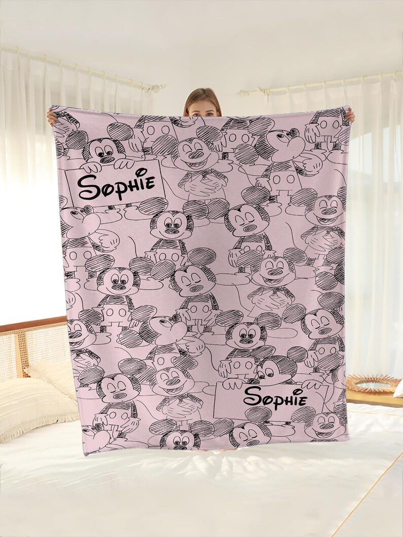 Puede incluir: Una taza de cer&aacute;mica blanca con un asa negra y el texto "But First, Coffee" en negrita negra. La taza se encuentra sobre un fondo borroso, sugiriendo un ambiente acogedor.