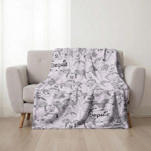 Puede incluir: Una taza de cer&aacute;mica blanca con un asa negra y el texto "But First, Coffee" en negrita negra. La taza est&aacute; sobre un fondo borroso. La taza mide aproximadamente 10 cm de altura.