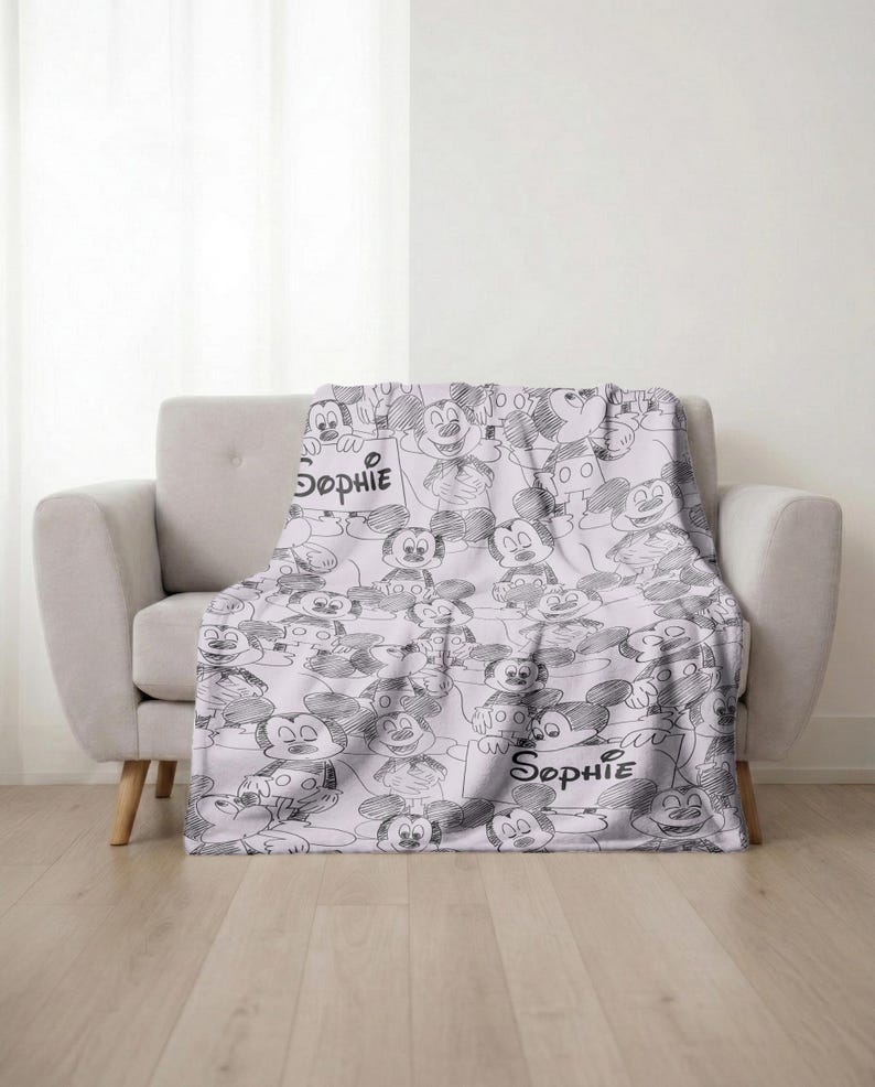 Puede incluir: Una taza de cer&aacute;mica blanca con un asa negra y el texto "But First, Coffee" en negrita negra. La taza est&aacute; sobre un fondo borroso. La taza mide aproximadamente 10 cm de altura.