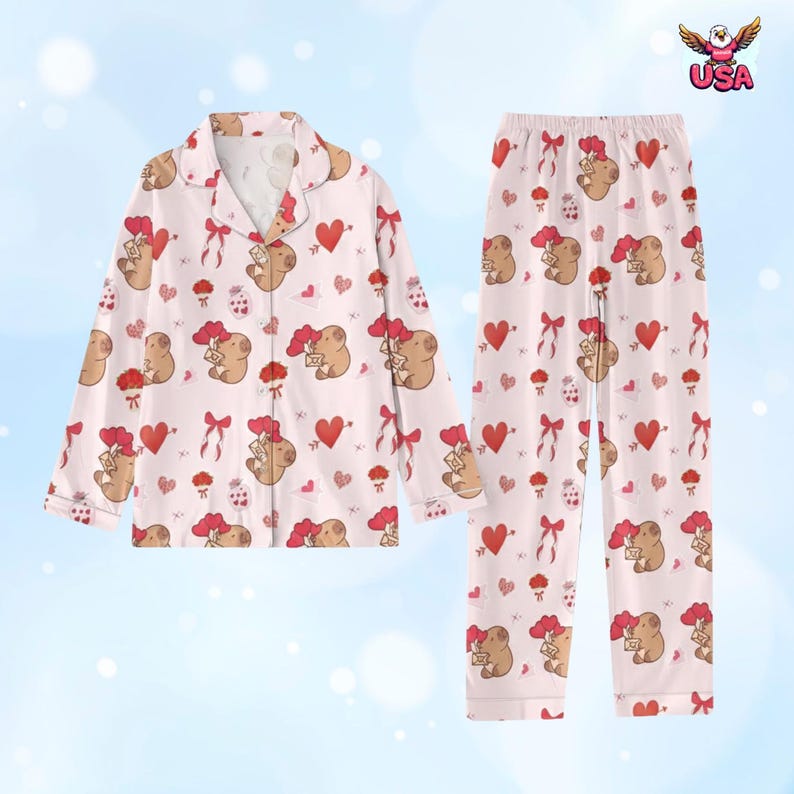 Może przedstawiać: Jasnor&oacute;żowy zestaw piżamy z powtarzającym się wzorem brązowych niedźwiedzi trzymających listy, czerwone serca i kokardy. Top z długim rękawem ma prz&oacute;d zapinany na guziki, a spodnie mają elastyczną talię. Piżama jest wykonana z miękkiego materiału.