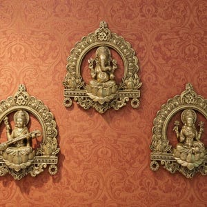 Wandbehang aus Messing – Lakshmi Ganesh Saraswati