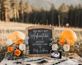 Può includere: Una lavagna rustica con le parole "OUR NEXT BIG Adventure BEGINS OCTOBER 20XX" e "Baby Williams", circondata da rose arancioni e bianche, verde e palloncini. Viene visualizzata un'immagine ecografica.