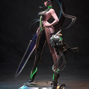 Pode incluir: Figura detalhada de uma personagem feminina com uma roupa futurista. A figura posa com uma espada e um dispositivo mec&acirc;nico. A roupa &eacute; preta com detalhes verdes. A figura est&aacute; sobre uma base circular com acabamento met&aacute;lico.